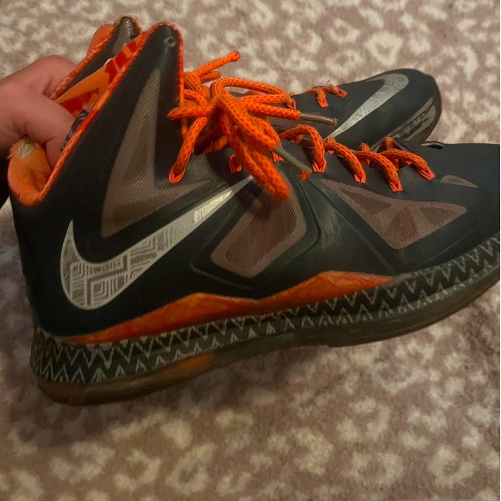 LEBRON BHM SIZE 10 MENS